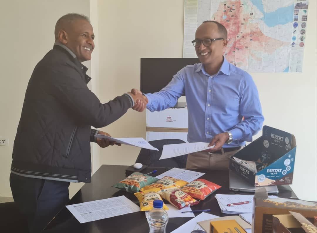 Aurora CEO Ato Amare Befikadu and Lovegrass CEO Ato Yonas Alemu signing partnership agreement